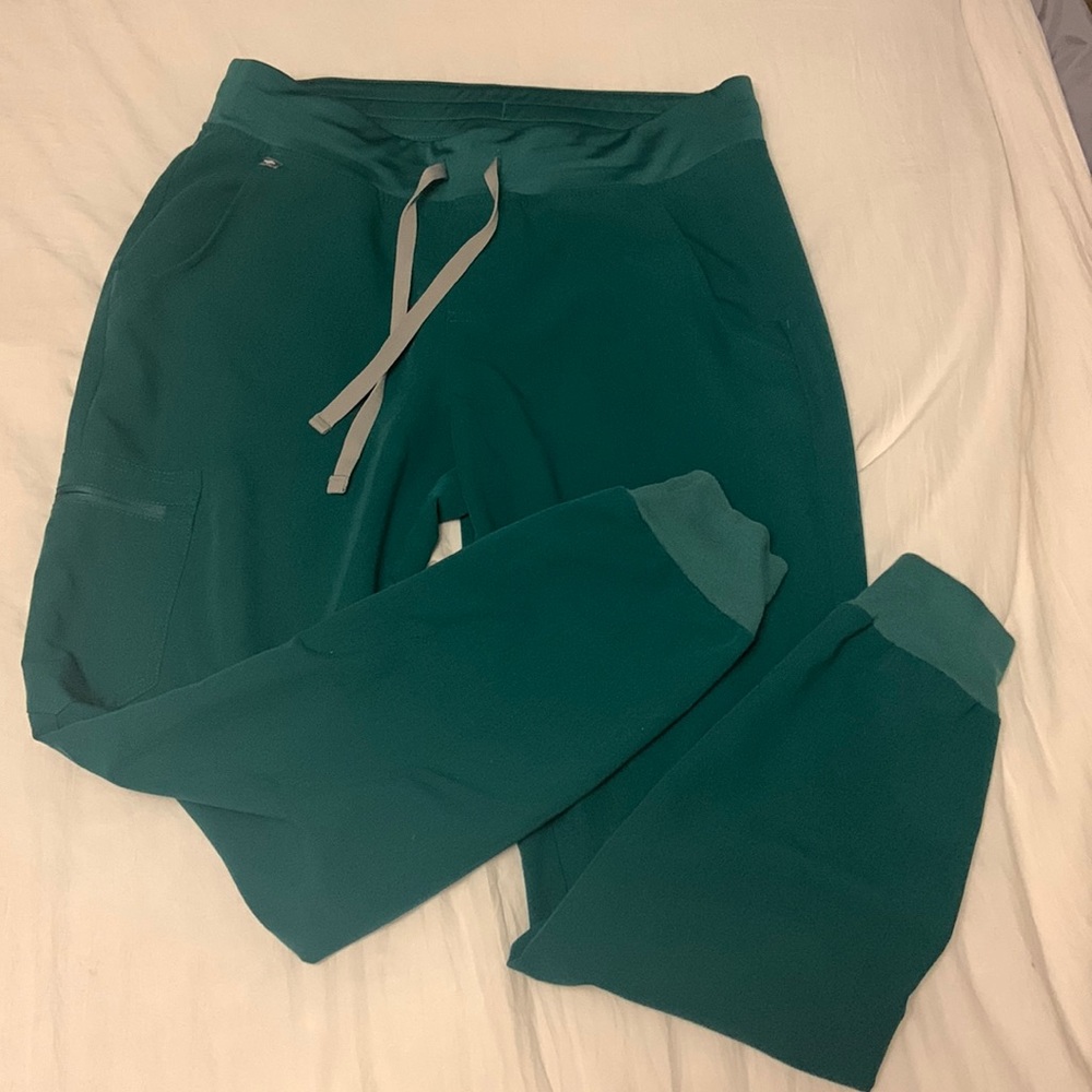 Hunter green Figs Zamora size medium/regular